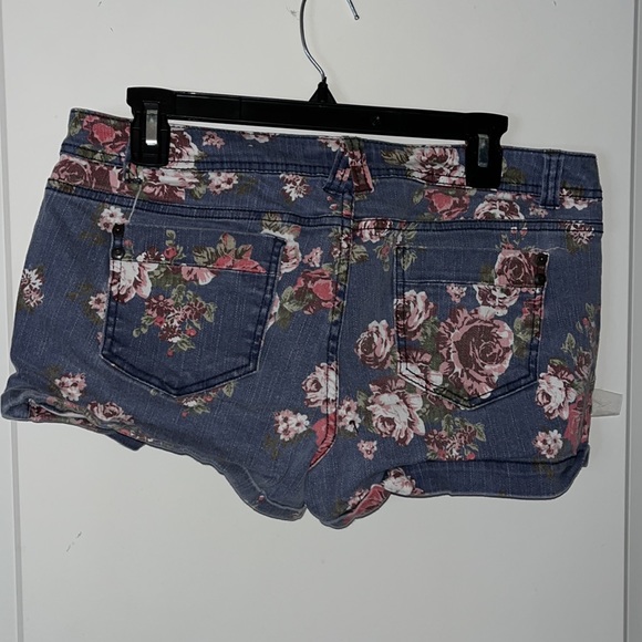 Mossimo Supply adorable rose printed shorts 🌹 - Picture 2 of 3